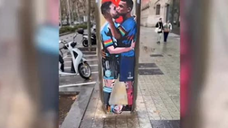 Mondiali, Messi bacia Mbappé: l’ultima opera di TVboy | VIDEO