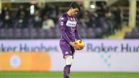 FLORENCE, ITALY - JANUARY 17: Dusan Vlahovic of ACF Fiorentina reacts during the Serie A match between ACF Fiorentina and Genoa CFC at Stadio Artemio Franchi on January 17, 2022 in Florence, Italy. (Photo by Gabriele Maltinti/Getty Images)