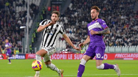 TURIN, ITALY - NOVEMBER 06: Manuel Locatelli of Juventus competes for the ball with Gaetano Castrovilli ACF Fiorentina during the Serie A match between Juventus FC and ACF Fiorentina at Allianz Stadium on November 06, 2021 in Turin, Italy. (Photo by Daniele Badolato - Juventus FC/Juventus FC via Getty Images) TURIN, ITALY - NOVEMBER 06: Manuel Locatelli of Juventus competes for the ball with Gaetano Castrovilli ACF Fiorentina during the Serie A match between Juventus FC and ACF Fiorentina at Allianz Stadium on November 06, 2021 in Turin, Italy. (Photo by Daniele Badolato - Juventus FC/Juventus FC via Getty Images)