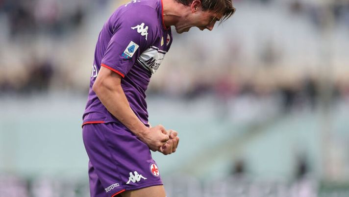 FLORENCE, ITALY - OCTOBER 31: Dusan Vlahovic of ACF Fiorentina celebrates after scoring his second goal during the Serie A match between ACF Fiorentina and Spezia Calcio at Stadio Artemio Franchi on October 31, 2021 in Florence, Italy. (Photo by Gabriele Maltinti/Getty Images) Italiano rivela: “Vlahovic è venuto in spogliatoio a dirmi questa frase: gli ho risposto…” - immagine 1