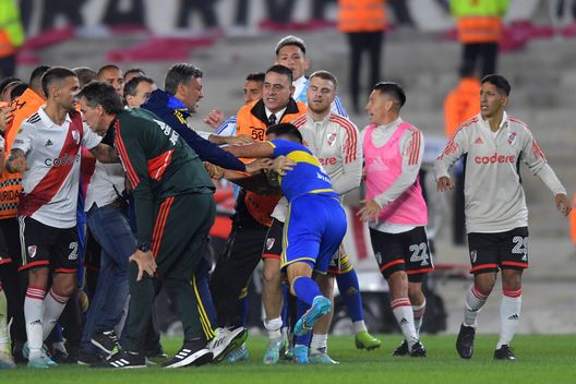 River-Boca finisce in rissa, 7 espulsi e polizia in campo: denunciati 3 giocatori - immagine 1