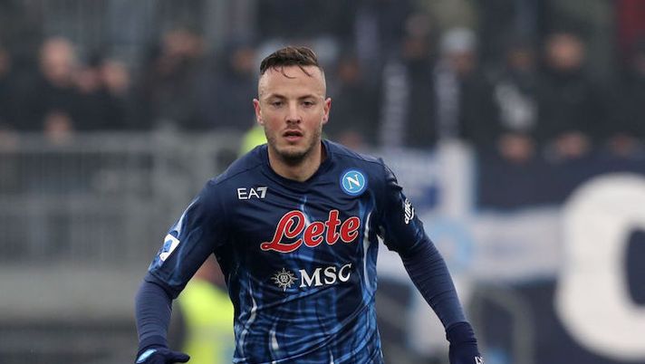 VENICE, ITALY - FEBRUARY 06: Amir Rrahmani of Napoli during the Serie A match between Venezia FC and SSC Napoli at Stadio Pier Luigi Penzo on February 06, 2022 in Venice, Italy. (Photo by Maurizio Lagana/Getty Images) Tutti i convocati LIVE: torna Toloi, presente Berardi! Le scelte su Freuler e Rrahmani, Aramu c’è - immagine 1