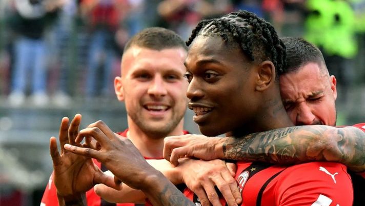 AC Milan's Portuguese forward Rafael Leao (C) celebrates with teammate Bosnian midfielder Rade Krunic after scoring during the Serie A football match between AC Milan and Fiorentina at Meazza stadium in Milan on May 1, 2022. (Photo by Tiziana FABI / AFP) (Photo by TIZIANA FABI/AFP via Getty Images) Milan, Leao è il più in forma del Milan: c’è un dato che mette in mostra la super stagione - immagine 1