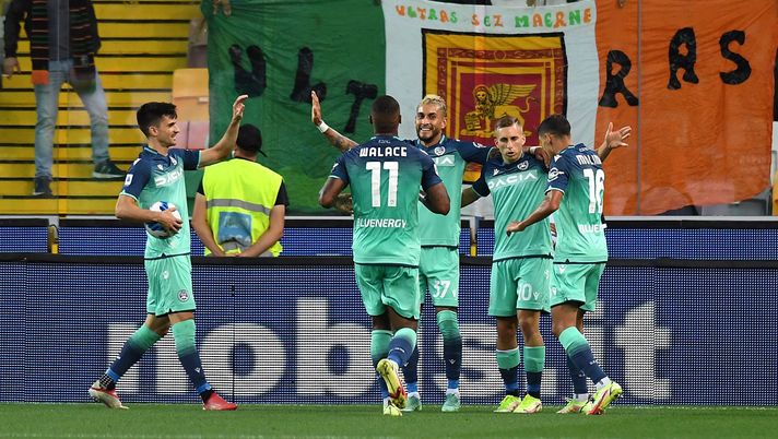 UDINE, ITALY - AUGUST 27: Gerard Deulofeu of Udinese Calcio celebrates with teammates after scoring his team second goal during the Serie A match between Udinese Calcio and Venezia FC at Dacia Arena on August 27, 2021 in Udine, Italy. (Photo by Alessandro Sabattini/Getty Images) 