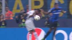 VIDEO SKY / Mano di Dumfries? L’episodio che ha fatto infuriare Xavi