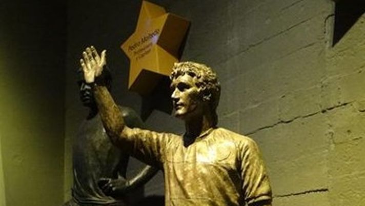 Foto, ecco la statua che il Boca Juniors ha dedicato a Guillermo Barros Schelotto 