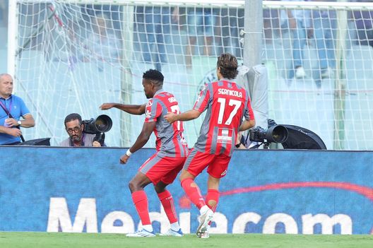 FLORENCE, ITALY - AUGUST 14: David Chidozie Okereke of US Cremonese celebrates after scoring a goal (Photo by Gabriele Maltinti/Getty Images) Alvini: “Un giorno che mi rimarrà dentro. Ma il pareggio ci stava”- immagine 2