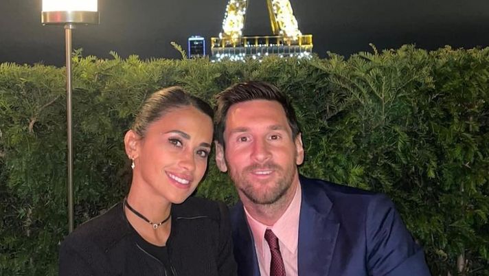 Messi si gode già la sua Parigi: la foto sotto la Tour Eiffel con Antonela 