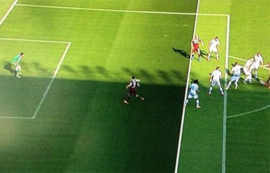  Il gol di Maxi Lopez che, nonostante la segnalazione del guardalinee, era regolare 