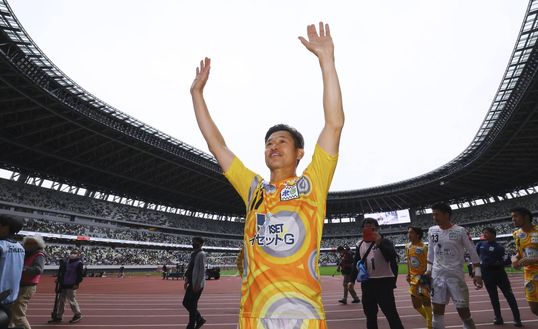 @TbJ[iekÌVhíãAT|[^[ÉèðUééÌOYmÇXúA§£Zê Suzuka, grazie Yasutoshi: Miura, il record con suo fratello allenatore- immagine 6