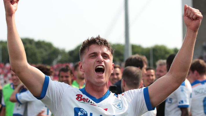 MONZA, ITALY - MAY 28: Lorenzo Colombo of US Lecce celebrates after scoring the team's first goal and celebrate the salvation in Serie A during the Serie A match between AC Monza and US Lecce at Stadio Brianteo on May 28, 2023 in Monza, Italy. (Photo by Emilio Andreoli/Getty Images) Formazione Lecce: il dubbio sul portiere, Hjulmand e la gestione di Colombo - immagine 1