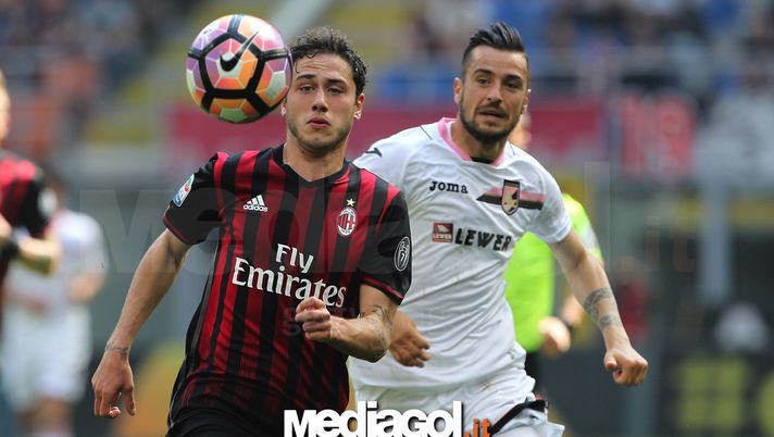 MILAN, ITALY - APRIL 09:  Davide Calabria of AC Milan is challenged by Olija Nestorovski of US Citta di Palermo during the Serie A match between AC Milan and US Citta di Palermo at Stadio Giuseppe Meazza on April 9, 2017 in Milan, Italy.  (Photo by Marco Luzzani/Getty Images)  Milan