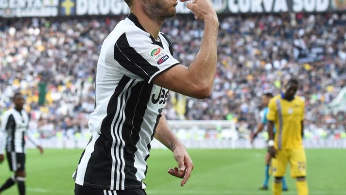 TURIN, ITALY - MAY 14:  Leonardo Bonucci of Juventus FC celebrates after a goal during the Serie A match between Juventus FC and UC Sampdoria at Juventus Arena on May 14, 2016 in Turin, Italy.  (Photo by Valerio Pennicino/Getty Images)  Juve, battibecco pesante tra Allegri e Bonucci in campo - immagine 1