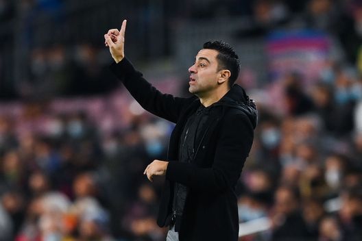 BARCELONA, SPAIN - NOVEMBER 20: Head coach Xavi Hernandez of FC Barcelona directs his players during the La Liga Santander match between FC Barcelona and RCD Espanyol at Camp Nou on November 20, 2021 in Barcelona, Spain. (Photo by David Ramos/Getty Images) Xavi: “Clasico? Dobbiamo vincere in Europa per andare in Champions e dare solidità al progetto” - immagine 1
