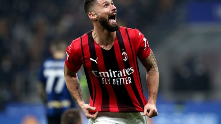 MILAN, ITALY - FEBRUARY 05: Olivier Giroud of AC Milan celebrates after scoring their team's second goal during the Serie A match between FC Internazionale and AC Milan at Stadio Giuseppe Meazza on February 05, 2022 in Milan, Italy. (Photo by Marco Luzzani/Getty Images) Giroud: “Cosa ho provato quando sono arrivato al Milan e ho parlato con Maldini. Il futuro…” - immagine 1
