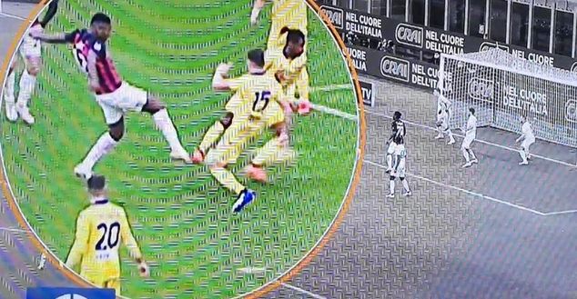 Rigore non dato al AC Milan contro Hellas Verona per fallo su Leao Rigore non dato al AC Milan contro Hellas Verona per fallo su Leao