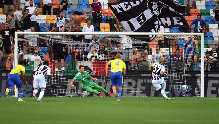 UDINE, ITALY - AUGUST 22: Roberto Pereyra of Udinese Calcio scores the 1-2 goal during the Serie A match between Udinese Calcio v Juventus at Dacia Arena on August 22, 2021 in Udine, Italy. (Photo by Alessandro Sabattini/Getty Images) UDINE, ITALY - AUGUST 22: Roberto Pereyra of Udinese Calcio scores the 1-2 goal during the Serie A match between Udinese Calcio v Juventus at Dacia Arena on August 22, 2021 in Udine, Italy. (Photo by Alessandro Sabattini/Getty Images)