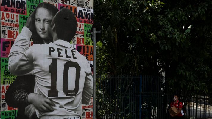 SAO PAULO, BRAZIL - OCTOBER 22: A general view of a street work of art by Luis Bueno, known as BuenoCaos, that depicts soccer player Pelé hugging Mona Lisa as a tribute to the player during his 80th birthday on October 22, 2020 in Sao Paulo, Brazil. Bueno recreates his street poster art by referring to a classic photo of Pelé kissing Muhammad Ali during his farewell to the football games. He started making this art 10 years ago and in celebration of Pelé's 80th birthday he has created new versions and displayed them throughout the city of São Paulo. (Photo by Alexandre Schneider/Getty Images) SAO PAULO, BRAZIL - OCTOBER 22: A general view of a street work of art by Luis Bueno, known as BuenoCaos, that depicts soccer player Pelé hugging Mona Lisa as a tribute to the player during his 80th birthday on October 22, 2020 in Sao Paulo, Brazil. Bueno recreates his street poster art by referring to a classic photo of Pelé kissing Muhammad Ali during his farewell to the football games. He started making this art 10 years ago and in celebration of Pelé's 80th birthday he has created new versions and displayed them throughout the city of São Paulo. (Photo by Alexandre Schneider/Getty Images)