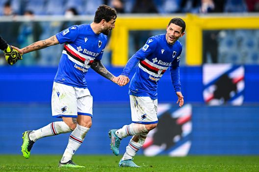 GENOA, ITALY - FEBRUARY 6: Francesco Caputo (L) and Stefano Sensi of Sampdoria celebrate after the Serie A match between UC Sampdoria and US Sassuolo at Stadio Luigi Ferraris on February 6, 2022 in Genoa, Italy. (Photo by Getty Images) Obiettivi viola: c’è l’accordo tra Monza e Inter per Sensi- immagine 2