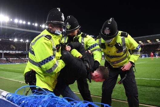 (Photo by Laurence Griffiths/Getty Images) Incidenti negli stadi e arresti in aumento, la Polizia inglese: “Allarme, è tornata la violenza”- immagine 4