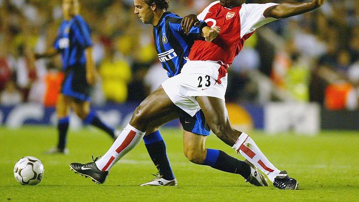 LONDON - SEPTEMBER 17: Sol Campbell of Arsenal battles for the ball with Van Der Meyde of Inter Milan during the UEFA Champions League First Stage Group B match between Arsenal and Inter Milan at Highbury on September 17, 2003 in London. (Photo by Ross Kinnaird/Getty Images) LONDON - SEPTEMBER 17: Sol Campbell of Arsenal battles for the ball with Van Der Meyde of Inter Milan during the UEFA Champions League First Stage Group B match between Arsenal and Inter Milan at Highbury on September 17, 2003 in London. (Photo by Ross Kinnaird/Getty Images)