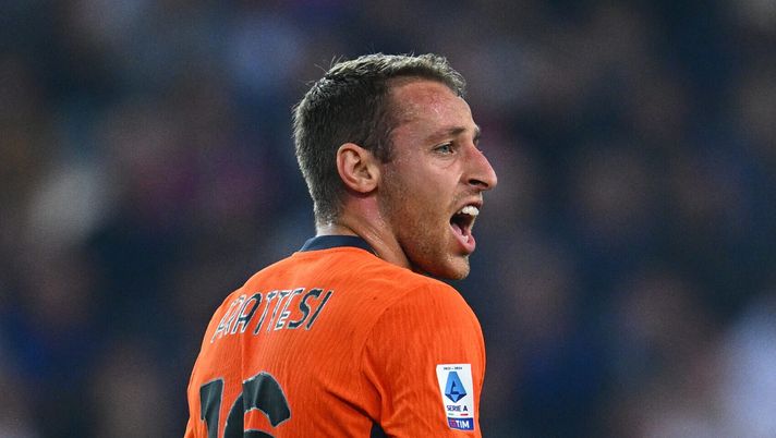 UDINE, ITALY - APRIL 08: Davide Frattesi of FC Internazionale reacts during the Serie A TIM match between Udinese Calcio and FC Internazionale - Serie A TIM at Dacia Arena on April 08, 2024 in Udine, Italy. (Photo by Mattia Ozbot - Inter/Inter via Getty Images) (Photo by Mattia Ozbot - Inter/Inter via Getty Images) Inter, arriva sempre Frattesi: “E andrebbe studiata dalla scienza la sua capacità di…” - immagine 1