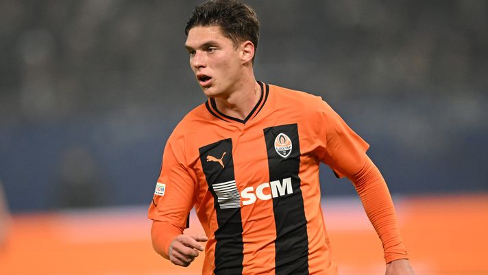 HAMBURG, GERMANY - FEBRUARY 15: Heorhii Sudakov of Schkhtar in action during the UEFA Europa League 2023/24 Knockout Round Play-offs First Leg match between FC Shakhtar Donetsk and Olympique de Marseille at Volksparkstadion on February 15, 2024 in Hamburg, Germany. (Photo by Stuart Franklin/Getty Images) Sudakov napoli