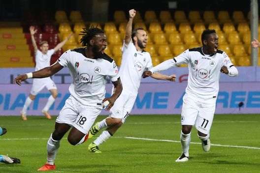 BENEVENTO, ITALY - NOVEMBER 07: M'Bala Nzola of Spezia Calcio celebrates after scoring the 0-3 goal during the Serie A match between Benevento Calcio and Spezia Calcio at Stadio Ciro Vigorito on November 07, 2020 in Benevento, Italy. (Photo by Francesco Pecoraro/Getty Images) BENEVENTO, ITALY - NOVEMBER 07: M'Bala Nzola of Spezia Calcio celebrates after scoring the 0-3 goal during the Serie A match between Benevento Calcio and Spezia Calcio at Stadio Ciro Vigorito on November 07, 2020 in Benevento, Italy. (Photo by Francesco Pecoraro/Getty Images)