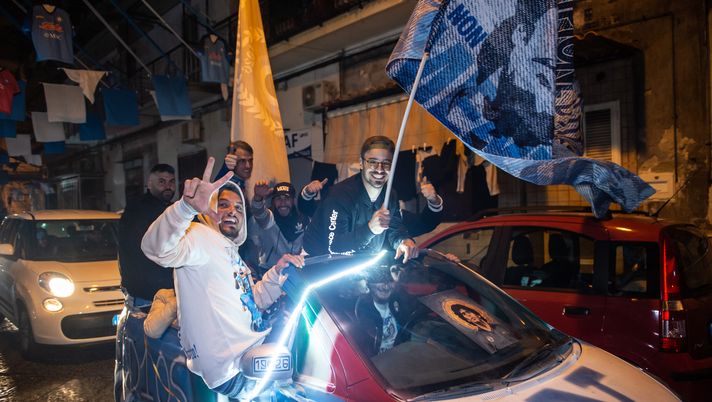 NAPLES, ITALY - MAY 04: Napoli fans celebrate after winning the Serie A championship on May 04, 2023 in Naples, Italy. SSC Napoli are Champions of Italy after thirty three years; the last time they obtained the trophy, Diego Armando Maradona led the team. The victory of the third Scudetto comes for the team coached by Luciano Spalletti, obtaining 1 point away at the Friuli stadium against Udinese. (Photo by Ivan Romano/Getty Images) Incidente Napoli