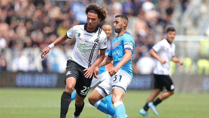 LA SPEZIA, ITALY - MAY 22: Janis Sael Antiste of Spezia Calcio in action against Faouzi Ghoulam of SSC Napoli during the Serie A match between Spezia Calcio and SSC Napoli at Stadio Alberto Picco on May 22, 2022 in La Spezia, Italy. (Photo by Gabriele Maltinti/Getty Images) Ghoulam saluta Napoli e valuta la possibilità di smettere col calcio: il caso – GdS - immagine 1