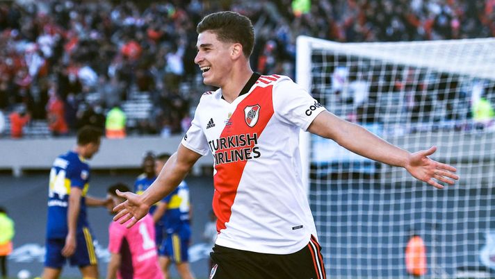 BUENOS AIRES, ARGENTINA - OCTOBER 03: Julian Alvarez of River Plate celebrates after scoring the second goal of his team during a match between River Plate and Boca Juniors as part of Torneo Liga Profesional 2021 at Estadio Monumental Antonio Vespucio Liberti on October 3, 2021 in Buenos Aires, Argentina. (Photo by Marcelo Endelli/Getty Images) BUENOS AIRES, ARGENTINA - OCTOBER 03: Julian Alvarez of River Plate celebrates after scoring the second goal of his team during a match between River Plate and Boca Juniors as part of Torneo Liga Profesional 2021 at Estadio Monumental Antonio Vespucio Liberti on October 3, 2021 in Buenos Aires, Argentina. (Photo by Marcelo Endelli/Getty Images)