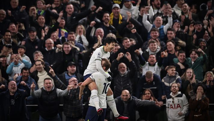 LONDON, ENGLAND - FEBRUARY 19: Son Heung-Min of Tottenham Hotspur celebrates after scoring the team's second goal with Harry Kane of Tottenham Hotspur during the Premier League match between Tottenham Hotspur and West Ham United at Tottenham Hotspur Stadium on February 19, 2023 in London, England. (Photo by Ryan Pierse/Getty Images) Tifosi Tottenham, elastici in campo nel derby col West Ham: “Stanno andando giù, stanno andando giù…” - immagine 1