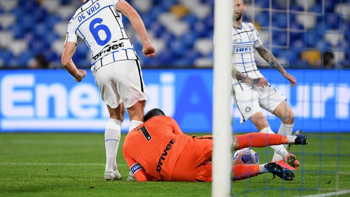 NAPLES, ITALY - APRIL 18: Samir Handanovic of FC Internazionale scores an own goal, the first goal for Napoli during the Serie A match between SSC Napoli and FC Internazionale at Stadio Diego Armando Maradona on April 18, 2021 in Naples, Italy. Sporting stadiums around Italy remain under strict restrictions due to the Coronavirus Pandemic as Government social distancing laws prohibit fans inside venues resulting in games being played behind closed doors. (Photo by Francesco Pecoraro/Getty Images) NAPLES, ITALY - APRIL 18: Samir Handanovic of FC Internazionale scores an own goal, the first goal for Napoli during the Serie A match between SSC Napoli and FC Internazionale at Stadio Diego Armando Maradona on April 18, 2021 in Naples, Italy. Sporting stadiums around Italy remain under strict restrictions due to the Coronavirus Pandemic as Government social distancing laws prohibit fans inside venues resulting in games being played behind closed doors. (Photo by Francesco Pecoraro/Getty Images)