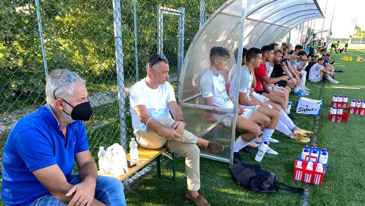 Zarattini in panchina, durante un match del pre-campionato 