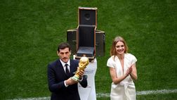 GALLERY – Natalia offusca Casillas al Luzhniki: il suo sguardo attira più della Coppa