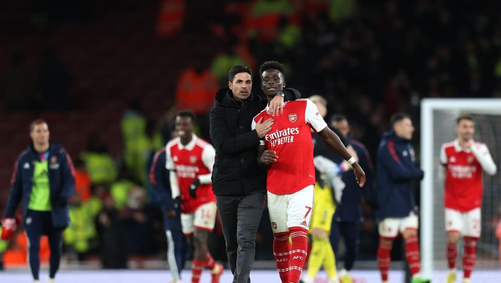 LONDON, ENGLAND - DECEMBER 26: Mikel Arteta, Manager of Arsenal embraces Bukayo Saka of Arsenal following the Premier League match between Arsenal FC and West Ham United at Emirates Stadium on December 26, 2022 in London, England. (Photo by Alex Pantling/Getty Images) ARSENAL DERBY OK