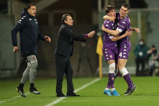 Prandelli esulta con Milenkovic e Vlahovic dopo un goal della Fiorentina Prandelli esulta con Milenkovic e Vlahovic dopo un goal della Fiorentina