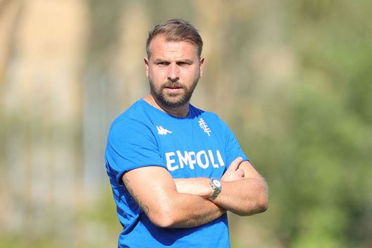 EMPOLI, ITALY - JULY 19: Paolo Zanetti manager of Empoli FC looks on during the pre-season Friendly match between Empoli FC and Seravezza Pozzi on July 19, 2022 in Empoli, Italy. (Photo by Gabriele Maltinti/Getty Images) Zanetti: “Contento, ma il rosso ad Akpro è severo e su Satriano c’era contatto. Non capisco…” - immagine 1