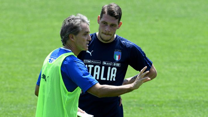 FLORENCE, ITALY - MAY 24:  Head coach Italy Roberto Mancini (L) and Andrea Belotti chat during a Italy training session at Centro Tecnico Federale di Coverciano on May 24, 2018 in Florence, Italy.  (Photo by Claudio Villa/Getty Images)