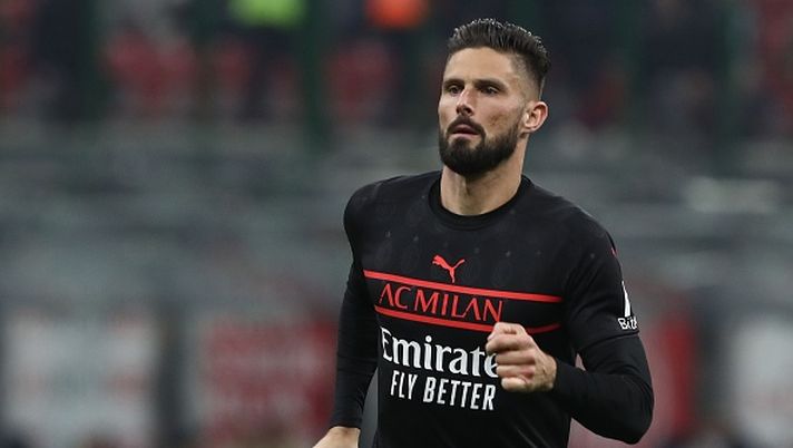 MILAN, ITALY - OCTOBER 26: Olivier Giroud of AC Milan looks on during the Serie A match between AC Milan and Torino FC at Stadio Giuseppe Meazza on October 26, 2021 in Milan, Italy. (Photo by Marco Luzzani/Getty Images) TACKLE DURO – Il derby dei media su Gasperini in fuorigioco e Giroud - immagine 1