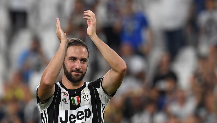 TURIN, ITALY - SEPTEMBER 10:  Gonzalo Higuain of Juventus FC celebrates victory at the end of the Serie A match between Juventus FC and US Sassuolo at Juventus Stadium on September 10, 2016 in Turin, Italy.  (Photo by Valerio Pennicino/Getty Images) 