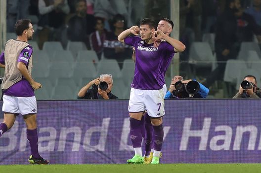 FLORENCE, ITALY - OCTOBER 27: Luka Jovic of ACF Fiorentina celebrates after scoring a goal during the UEFA Europa Conference League group A match between ACF Fiorentina and Istanbul Basaksehir at Stadio Artemio Franchi on October 27, 2022 in Florence, Italy. (Photo by Gabriele Maltinti/Getty Images) Ferrara scrive: “Jovic, ora manca solo la mitraglia dopo i gol alla terza D”- immagine 2