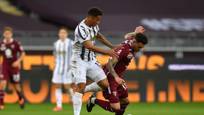 TURIN, ITALY - APRIL 03: Antonio Sanabria (R) of Torino FC is challenged by Danilo of Juventus during the Serie A match between Torino FC and Juventus at Stadio Olimpico di Torino on April 3, 2021 in Turin, Italy. Sporting stadiums around Italy remain under strict restrictions due to the Coronavirus Pandemic as Government social distancing laws prohibit fans inside venues resulting in games being played behind closed doors. (Photo by Valerio Pennicino/Getty Images) Verso Torino-Juventus: i pronostici vedono i bianconeri favoriti, ma… - immagine 1