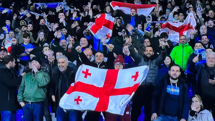 FOTO In Georgia è sempre più Napoli-mania: i bambini si allenano in maglia azzurra FOTO In Georgia è sempre più Napoli-mania: i bambini si allenano in maglia azzurra - immagine 1