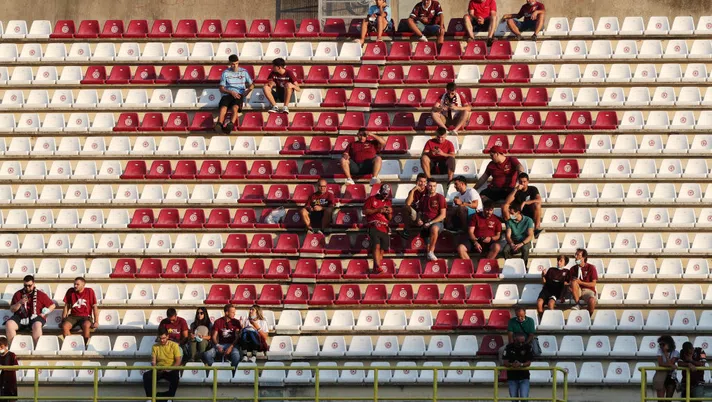 SALERNO, ITALY - AUGUST 29: US Salernitana supporters before the Serie A match between US Salernitana and AS Roma at Stadio Arechi on August 29, 2021 in Salerno, Italy. (Photo by Francesco Pecoraro/Getty Images)
