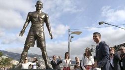 VIDEO / La statua di Ronaldo vandalizzata. La sorella di CR7 ci va leggera: «Dovrebbero…»