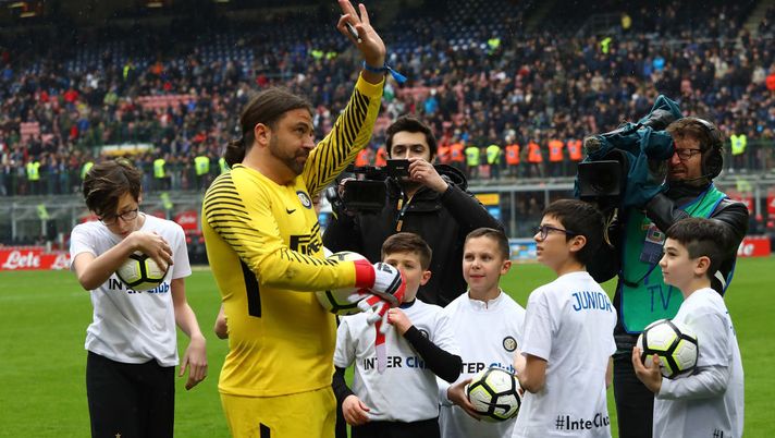 MILAN, ITALY - MARCH 31: Sebastien Frey pose with the children of FC Inter Club before the serie A match between FC Internazionale and Hellas Verona FC at Stadio Giuseppe Meazza on March 31, 2018 in Milan, Italy. (Photo by Marco Luzzani - Inter/FC Internazionale via Getty Images) 