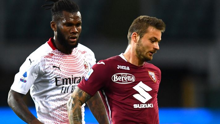 TURIN, ITALY - MAY 12: Karol Linetty of Torino FC makes a pass whilst under pressure from Franck Kessie of A.C. Milan during the Serie A match between Torino FC and AC Milan at Stadio Olimpico di Torino on May 12, 2021 in Turin, Italy. Sporting stadiums around Italy remain under strict restrictions due to the Coronavirus Pandemic as Government social distancing laws prohibit fans inside venues resulting in games being played behind closed doors. (Photo by Valerio Pennicino/Getty Images) TURIN, ITALY - MAY 12: Karol Linetty of Torino FC makes a pass whilst under pressure from Franck Kessie of A.C. Milan during the Serie A match between Torino FC and AC Milan at Stadio Olimpico di Torino on May 12, 2021 in Turin, Italy. Sporting stadiums around Italy remain under strict restrictions due to the Coronavirus Pandemic as Government social distancing laws prohibit fans inside venues resulting in games being played behind closed doors. (Photo by Valerio Pennicino/Getty Images)