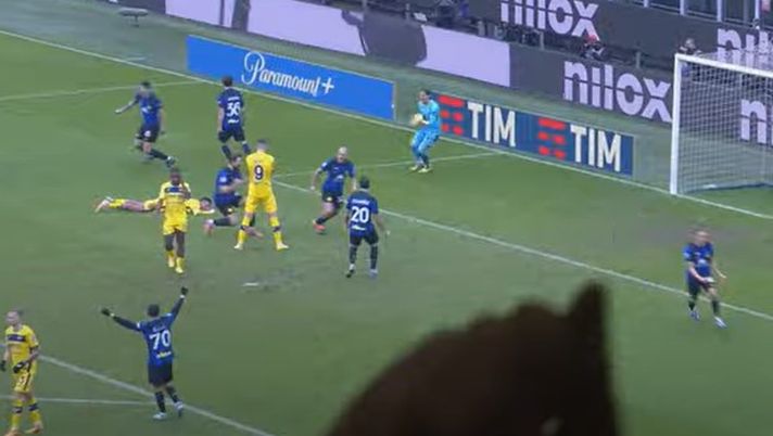 Le sbruffonate di Dimarco e Acerbi con Henry: manco avessero vinto la Champions  Le sbruffonate di Dimarco e Acerbi con Henry: manco avessero vinto la Champions - immagine 1