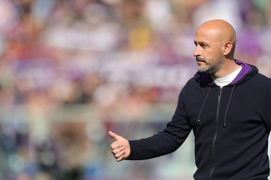FLORENCE, ITALY - APRIL 16: Vincenzo Italiano manager of ACF Fiorentina gestures during the Serie A match between ACF Fiorentina and Venezia FC at Stadio Artemio Franchi on April 17, 2022 in Florence, Italy. (Photo by Gabriele Maltinti/Getty Images) FLORENCE, ITALY - APRIL 16: Vincenzo Italiano manager of ACF Fiorentina gestures during the Serie A match between ACF Fiorentina and Venezia FC at Stadio Artemio Franchi on April 17, 2022 in Florence, Italy. (Photo by Gabriele Maltinti/Getty Images)